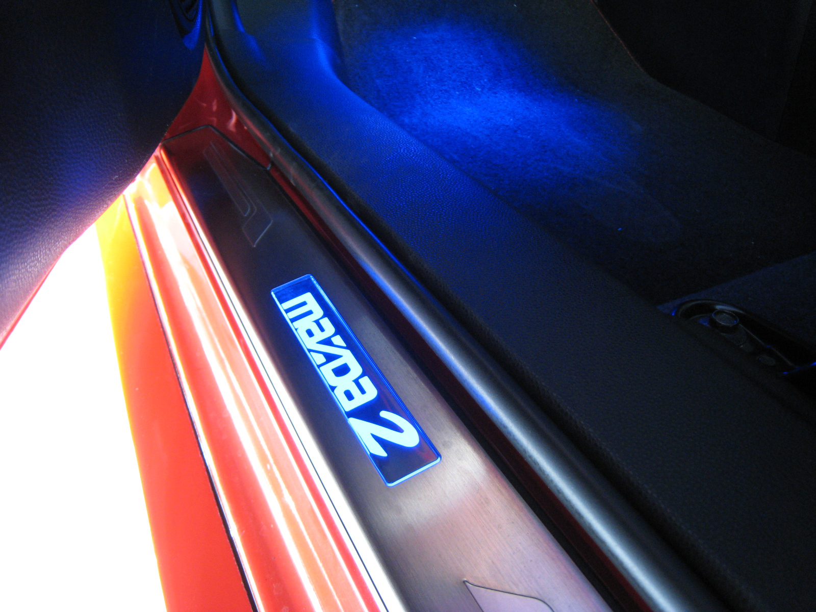 ชุดไฟส่องเท้า  ชายบันไดมีไฟ Mazda2 2020